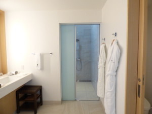 ホテルオリオンモトブリゾート＆スパの部屋のバスルーム洗面台部