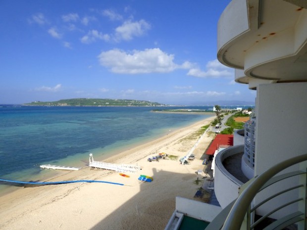 沖縄リゾートホテルベルパライソの部屋から見た古宇利島