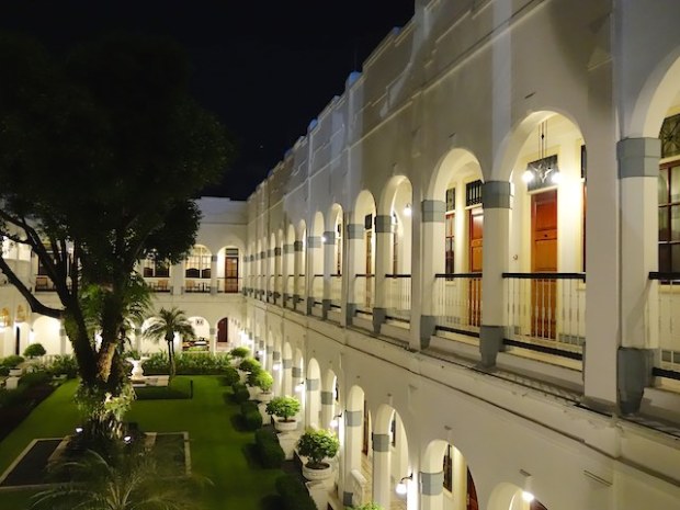 ホテルマジャパヒスラバヤの回廊夜景