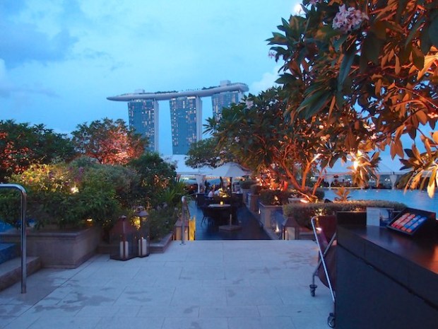 シンガポール、フラトンベイホテルの屋上プールとバー