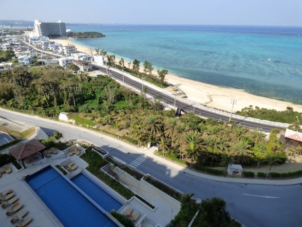 カフーリゾートフチャクコンド・ホテルからみたフチャクビーチ(The Fuchaku beach front of Kafuu Resort Fuchaku CONDO HOTEL, Okinawa-ken)