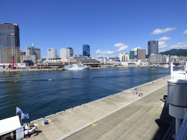 メリケンパーク側から見た神戸港中突堤の景色