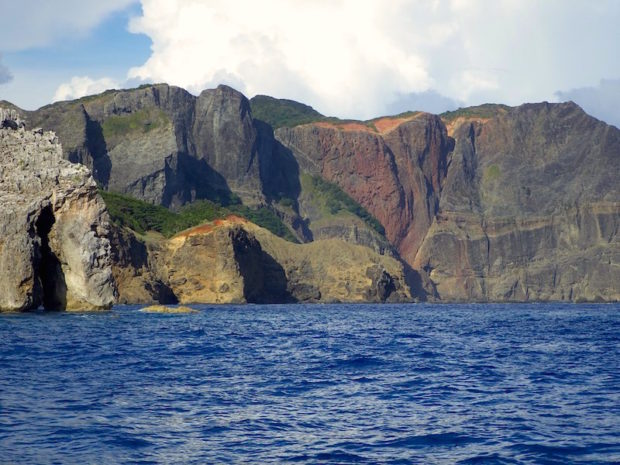 ハートロックと呼ばれるハートの形をした山がある小笠原諸島父島の景観(Heart rock at Chichi-jima)