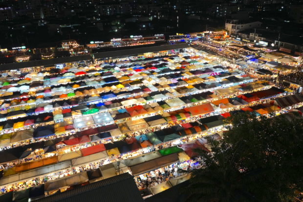 タイ・バンコクのフォトジェニック「ラチャダー鉄道市場」の夜景